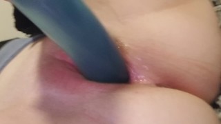 Masturbação solo com vibrador azul