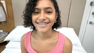 Portoricaine de 18 ans avec un appareil dentaire tourne son premier porno